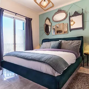 Arty Vintage Townhouse With Rooftop Shower & Sun Loungers Holiday home